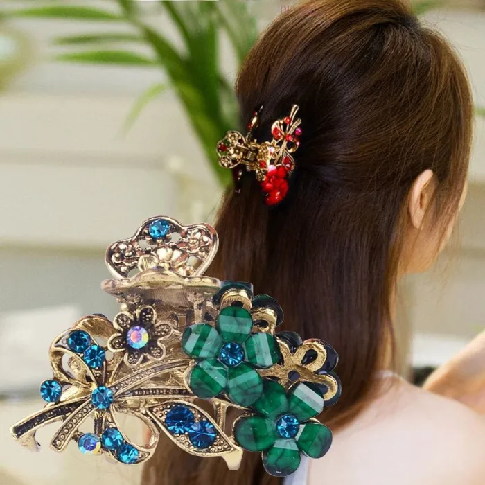 Elegant hair clip with crystal flowersHair clips