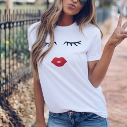T-shirt alla moda a maniche corte - ciglia / labbra rosse