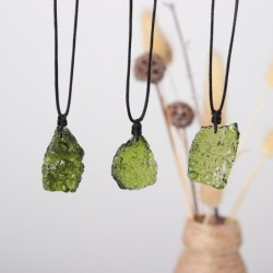 Pietra Moldavite verde naturale - vetro cristallo - con collana