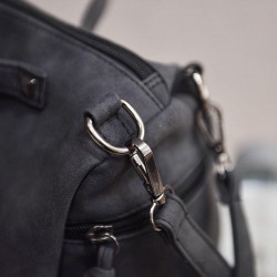 Sac vintage en cuir nubuck avec rivets / pompon fourrure