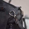Sac vintage en cuir nubuck avec rivets / pompon fourrure