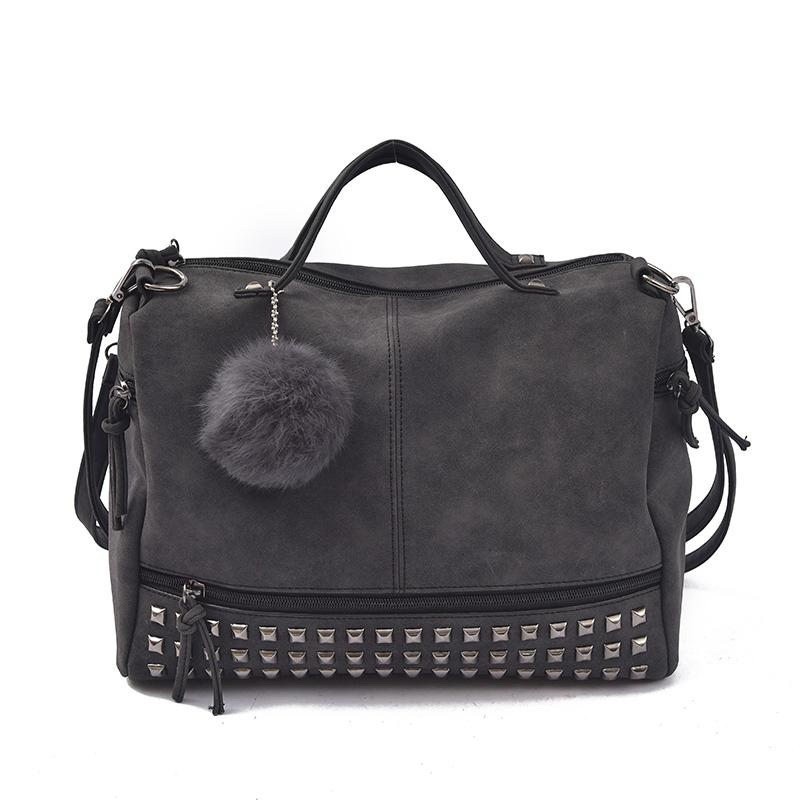 Sac vintage en cuir nubuck avec rivets / pompon fourrure
