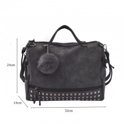 Sac vintage en cuir nubuck avec rivets / pompon fourrure