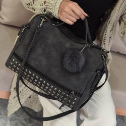 Sac vintage en cuir nubuck avec rivets / pompon fourrure