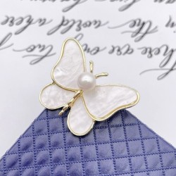 Farfalla di conchiglia bianca - con una perla - spilla