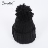 Cappello in lana lavorato con tassel